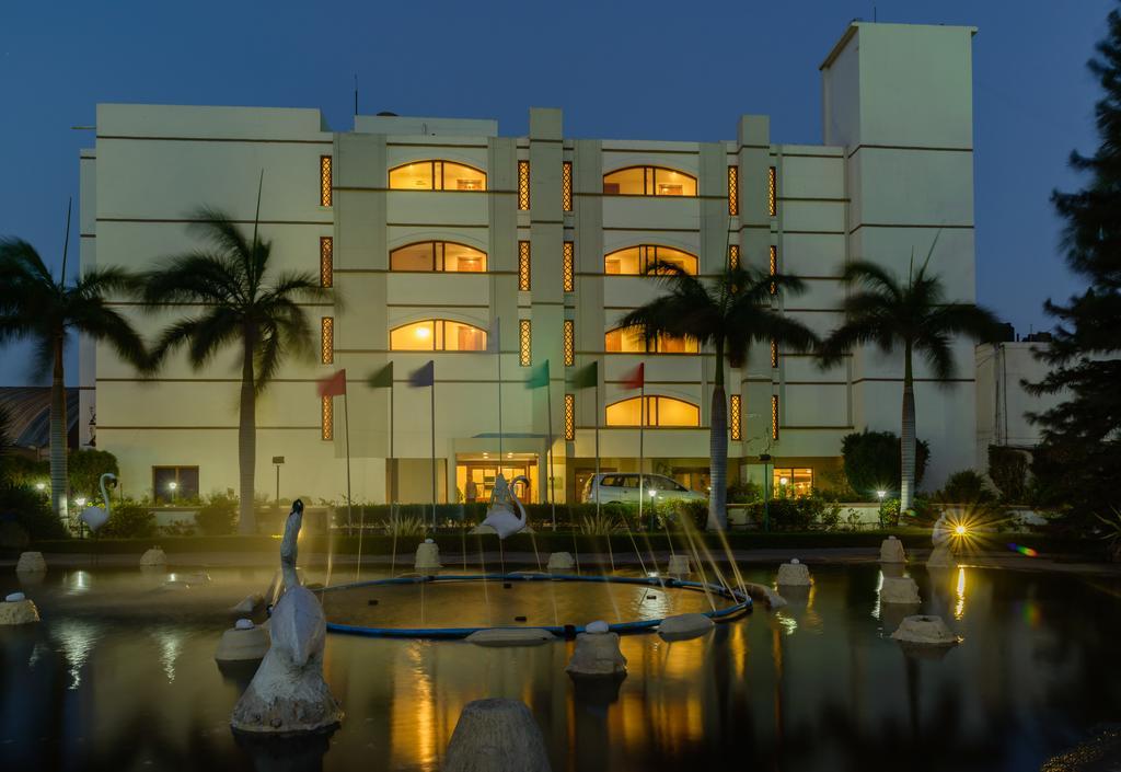 Gāndhīdhām Quality Inn Palms מראה חיצוני תמונה
