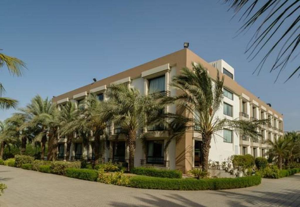 Gāndhīdhām Quality Inn Palms מראה חיצוני תמונה