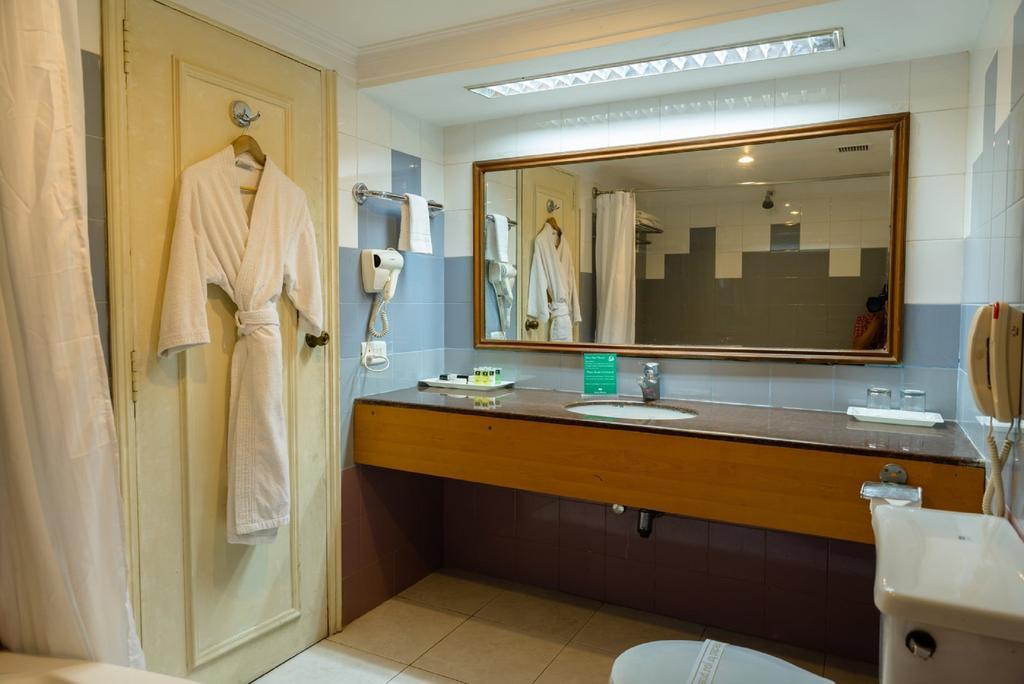 Gāndhīdhām Quality Inn Palms מראה חיצוני תמונה