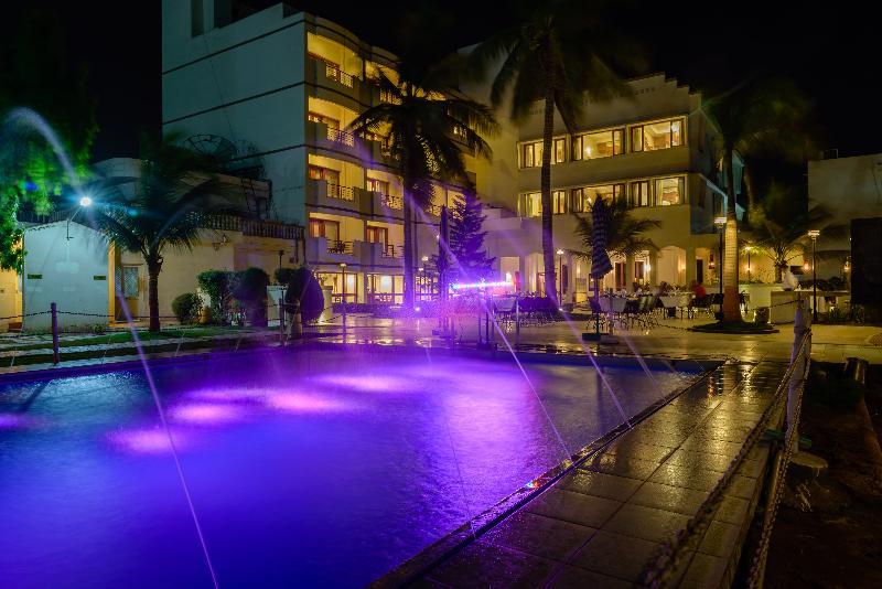Gāndhīdhām Quality Inn Palms מראה חיצוני תמונה