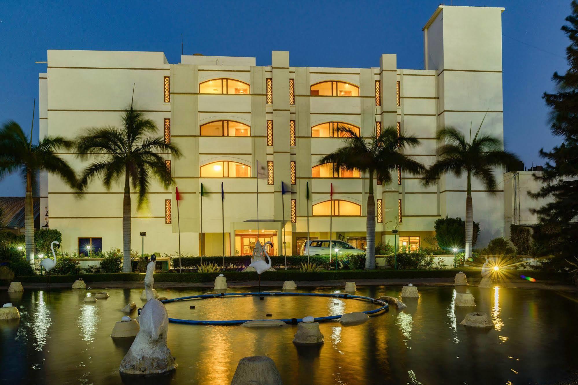 Gāndhīdhām Quality Inn Palms מראה חיצוני תמונה