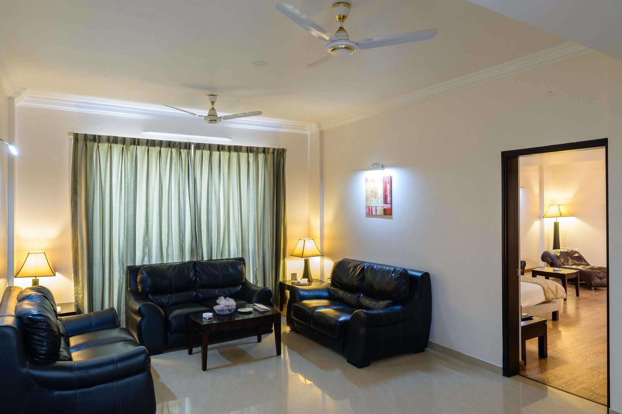 Gāndhīdhām Quality Inn Palms מראה חיצוני תמונה