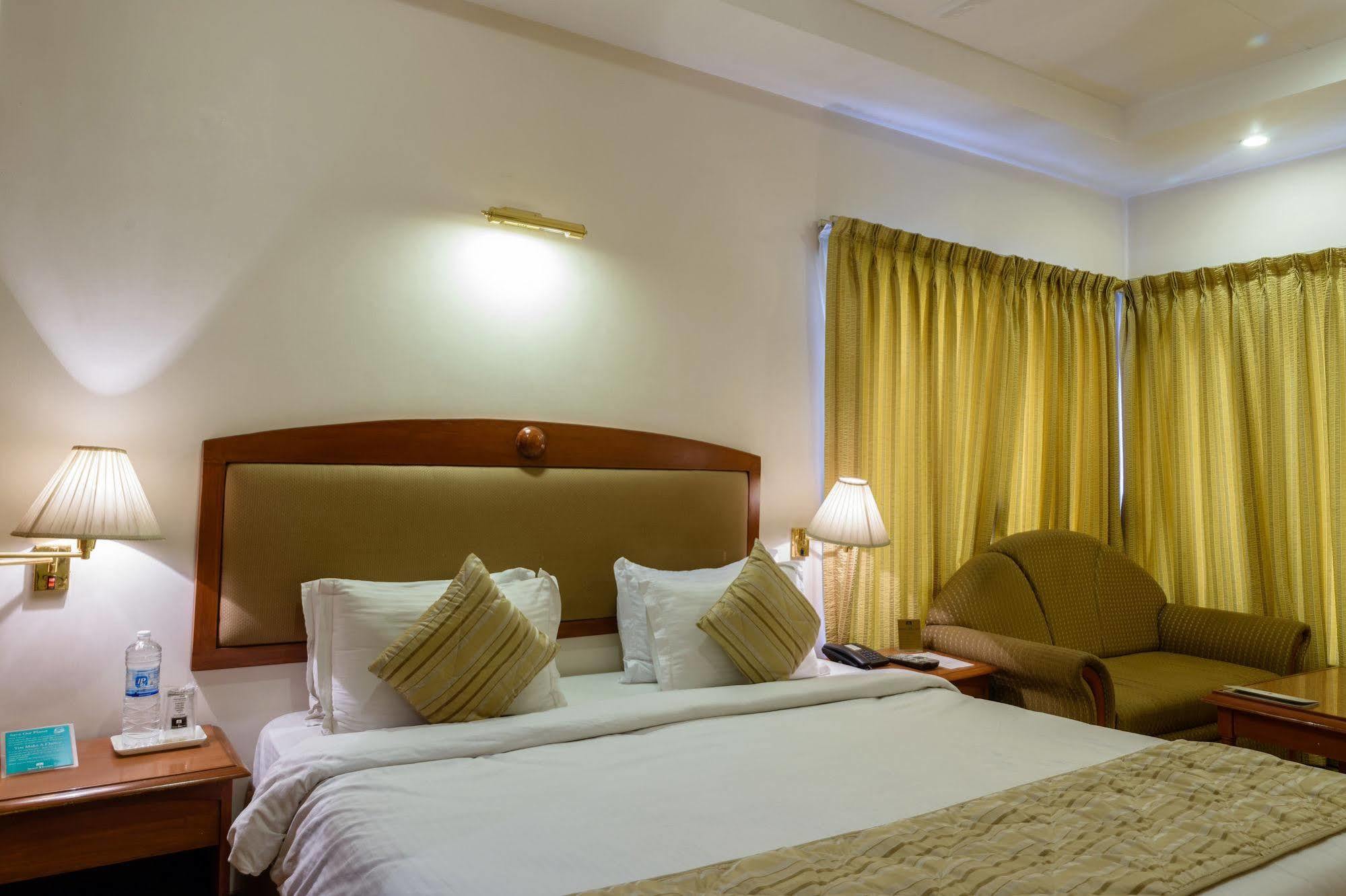 Gāndhīdhām Quality Inn Palms מראה חיצוני תמונה