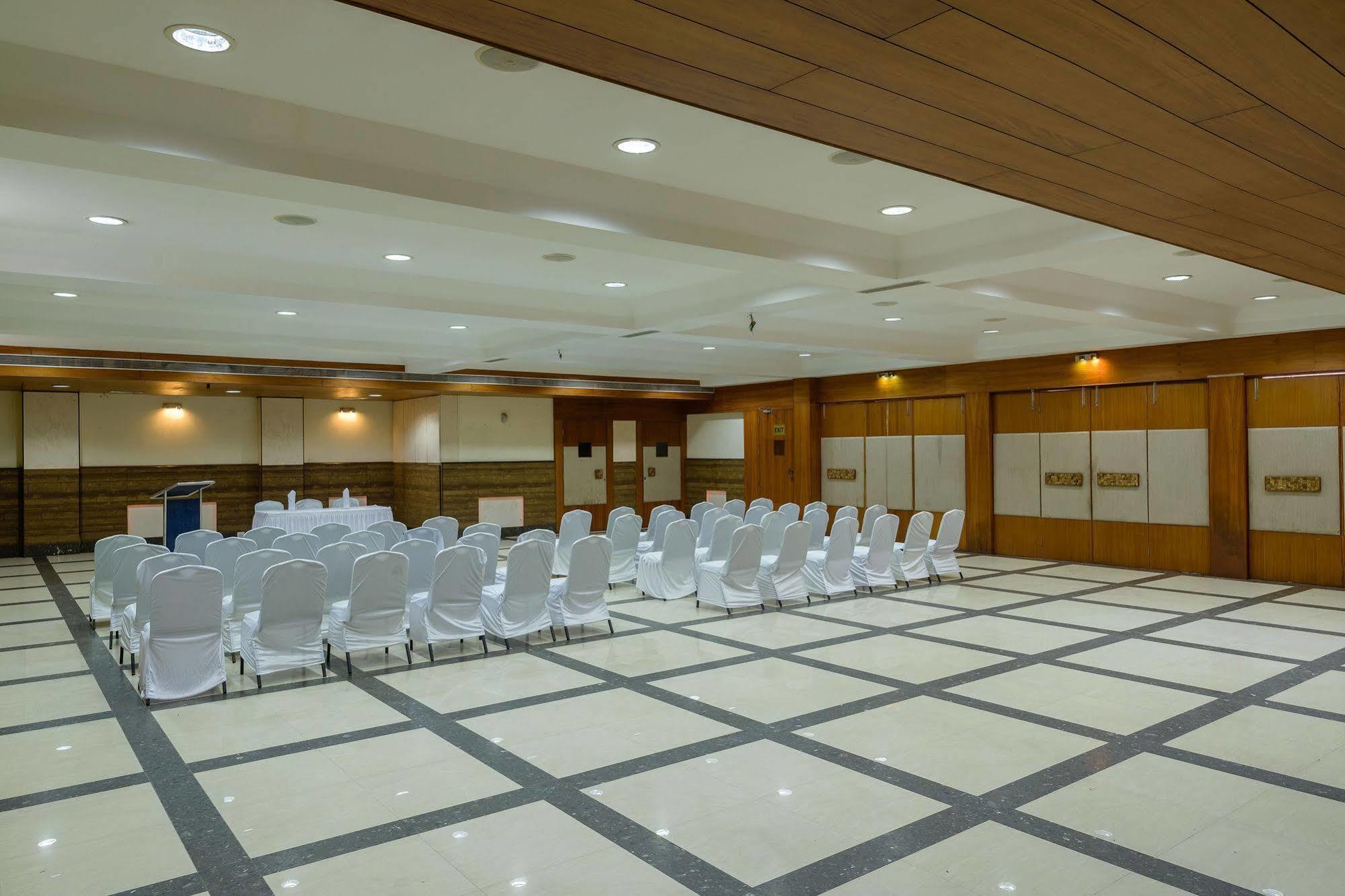 Gāndhīdhām Quality Inn Palms מראה חיצוני תמונה