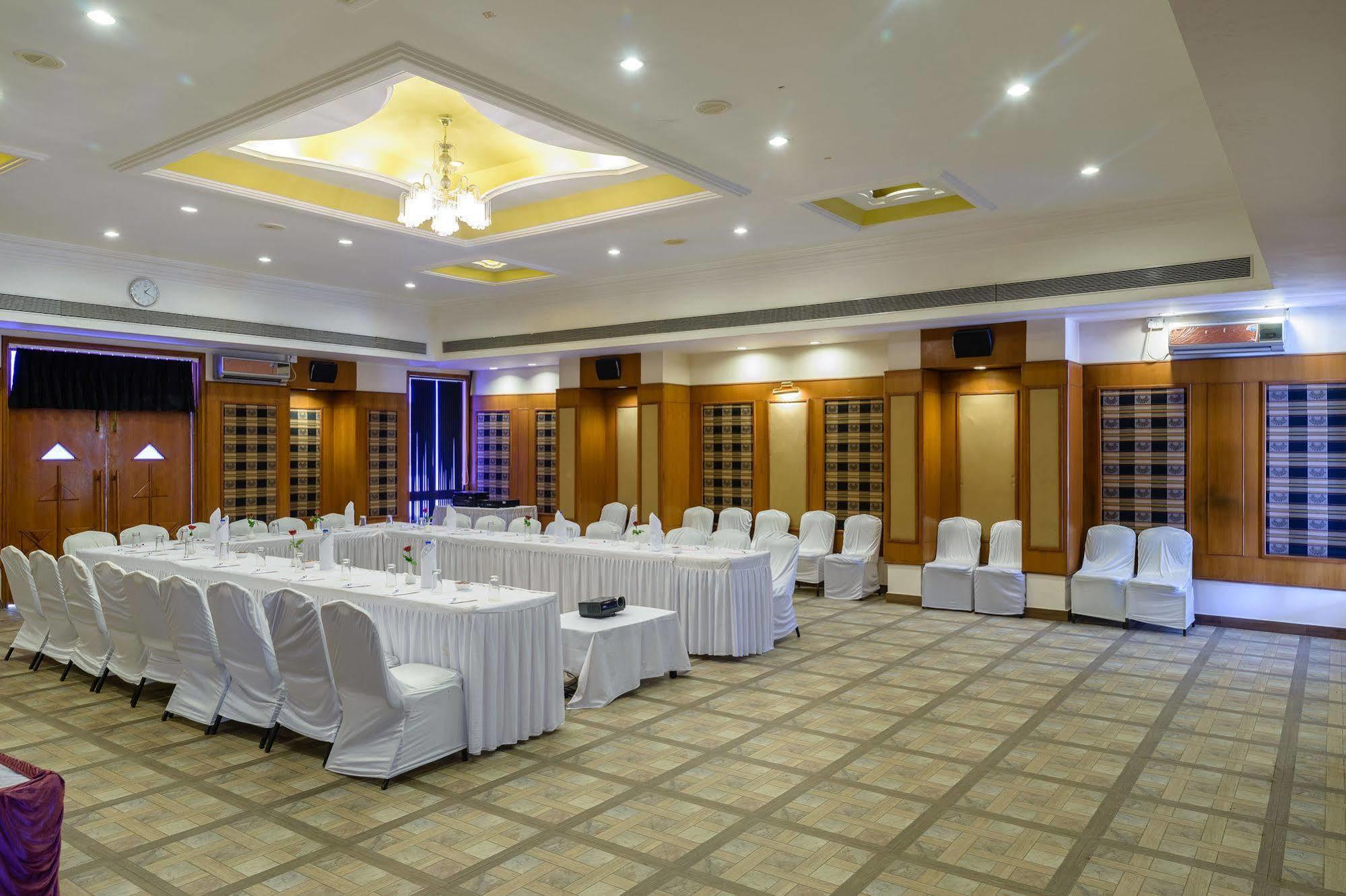 Gāndhīdhām Quality Inn Palms מראה חיצוני תמונה