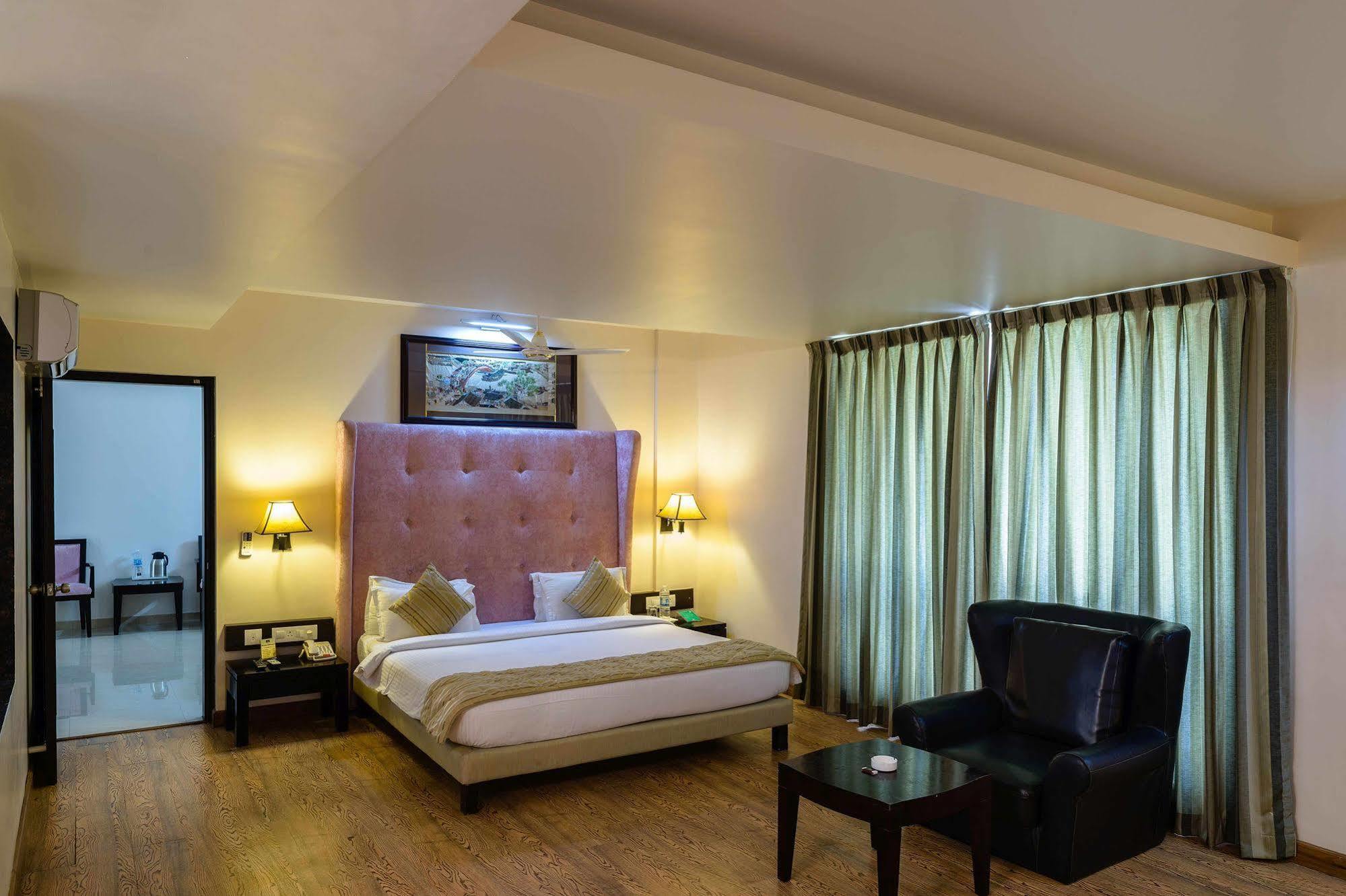 Gāndhīdhām Quality Inn Palms מראה חיצוני תמונה