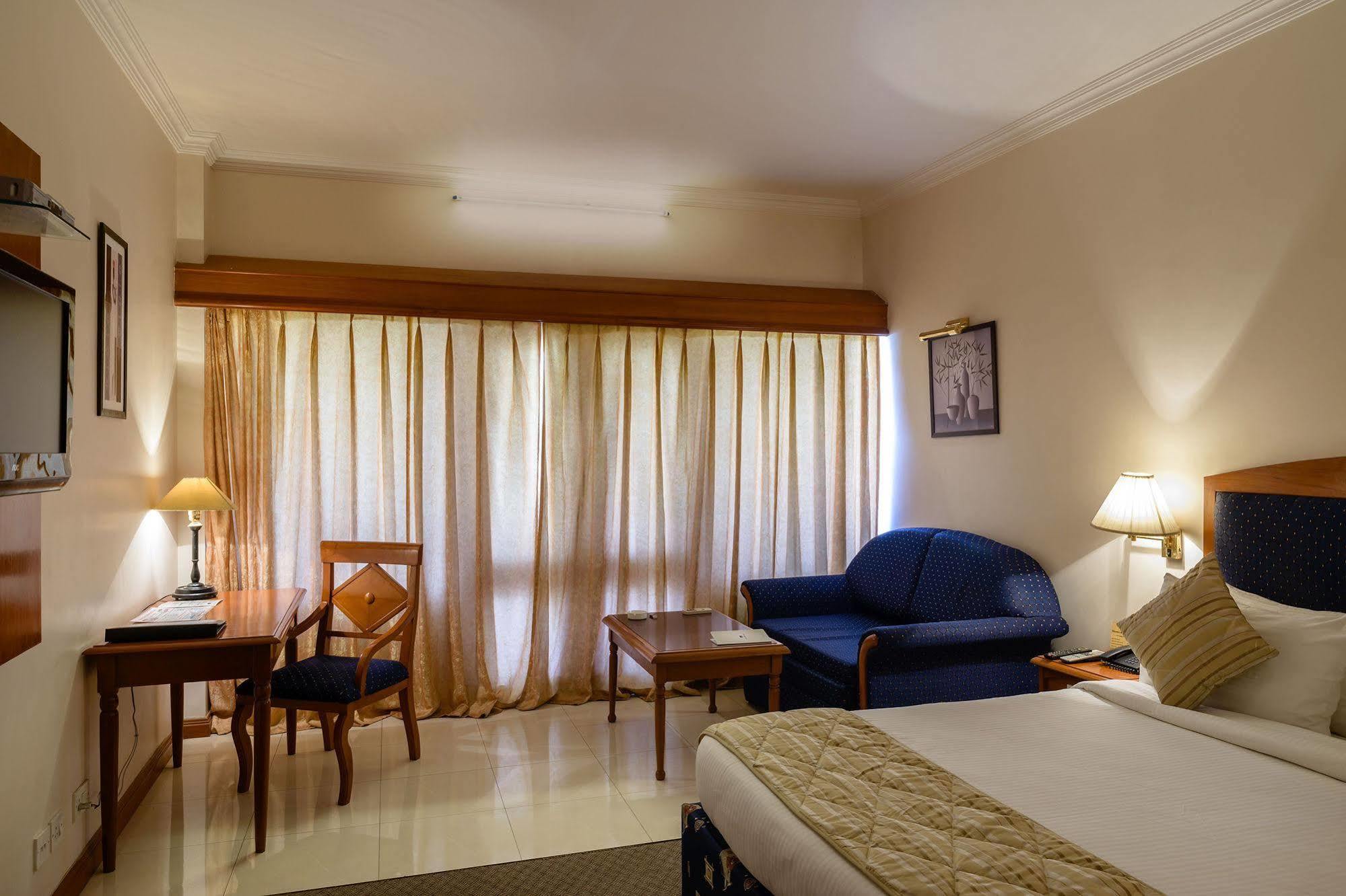 Gāndhīdhām Quality Inn Palms מראה חיצוני תמונה