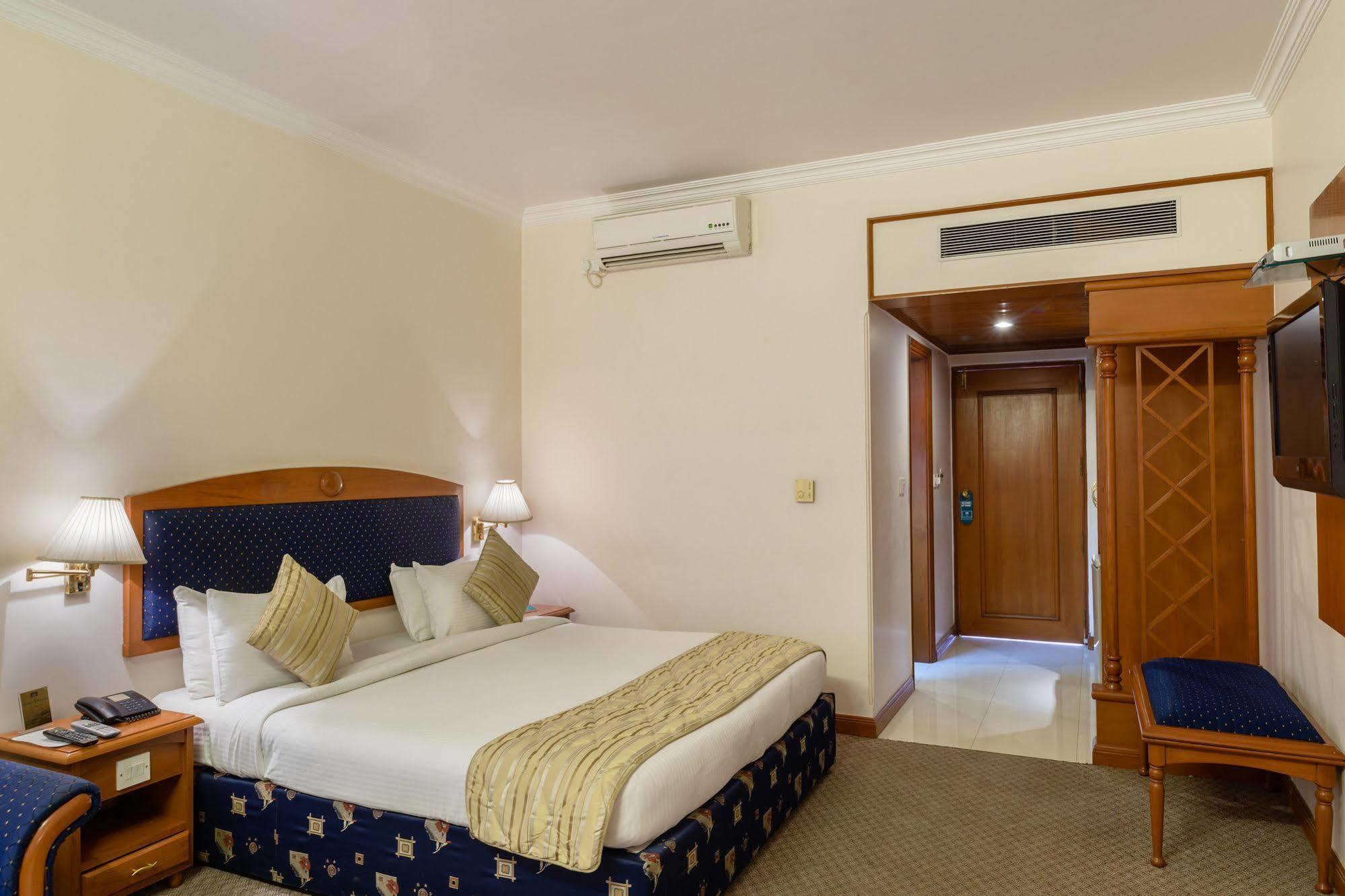 Gāndhīdhām Quality Inn Palms מראה חיצוני תמונה