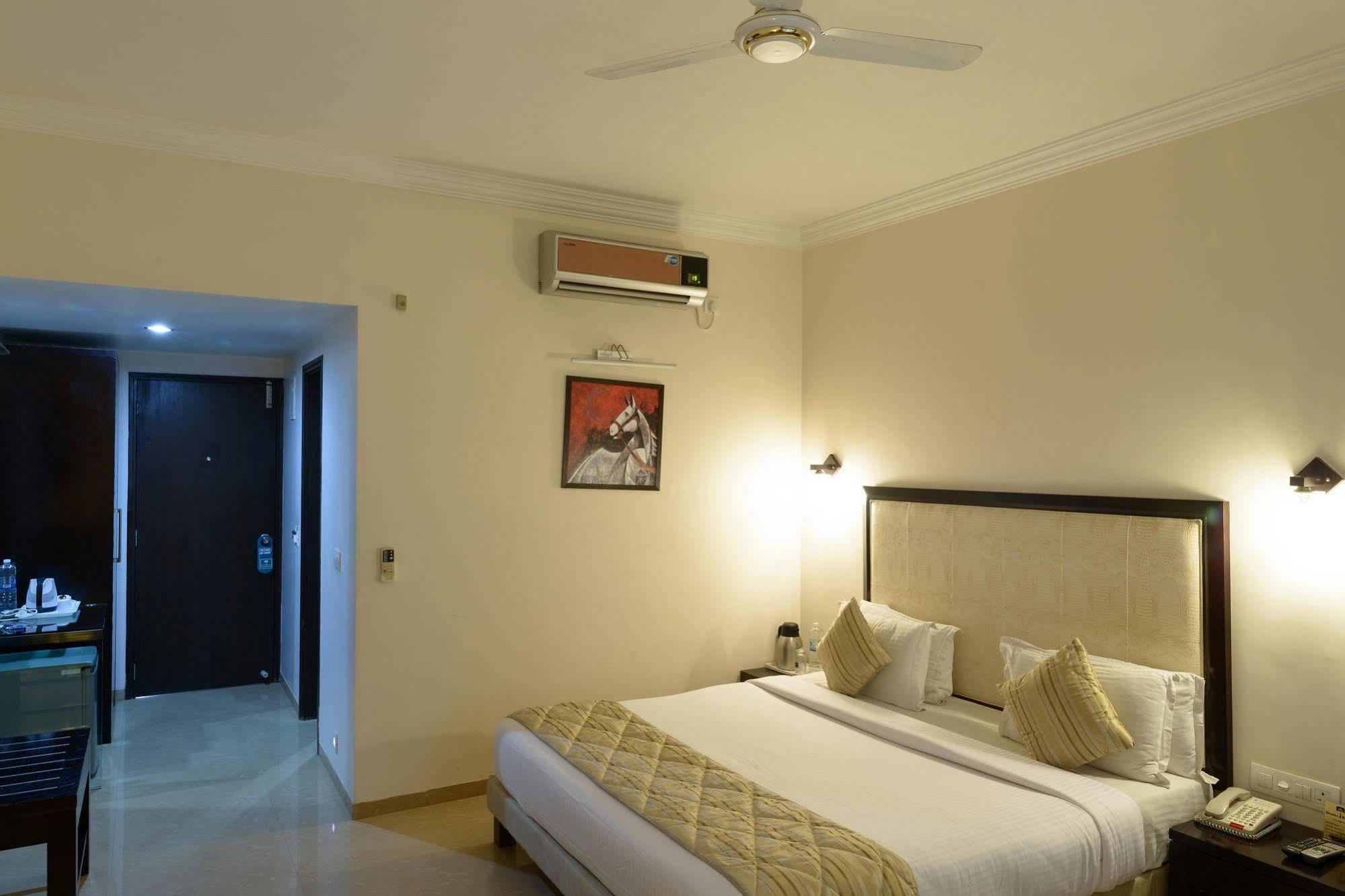 Gāndhīdhām Quality Inn Palms מראה חיצוני תמונה
